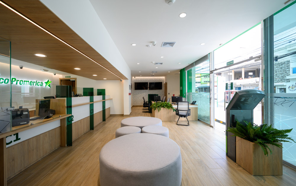 Espacio de atención al cliente con diseño moderno y funcional en Banco Promerica