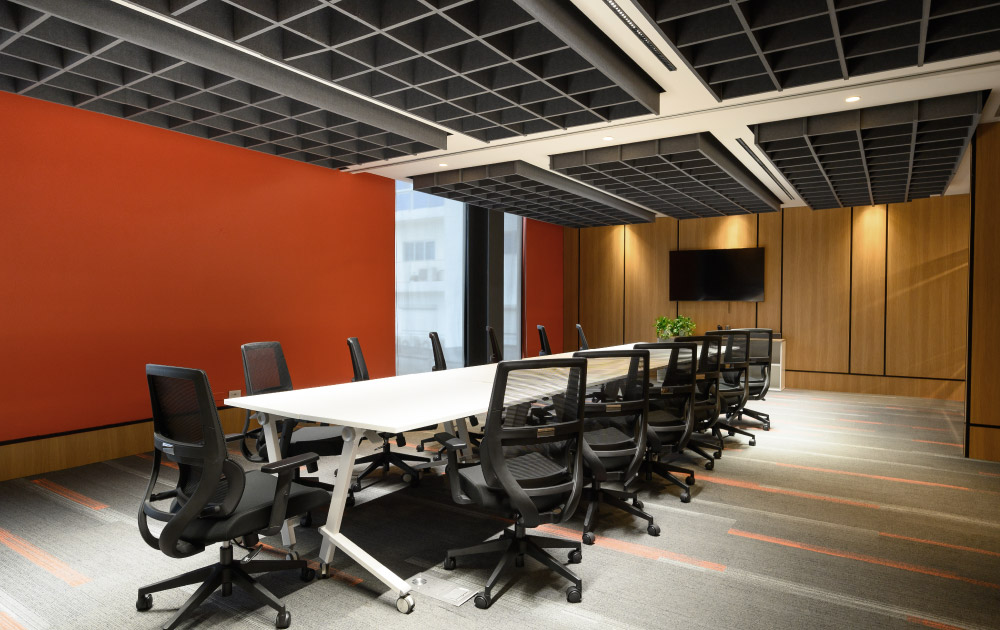 Espacio de trabajo con iluminación natural y diseño ergonómico por Arso Design Group