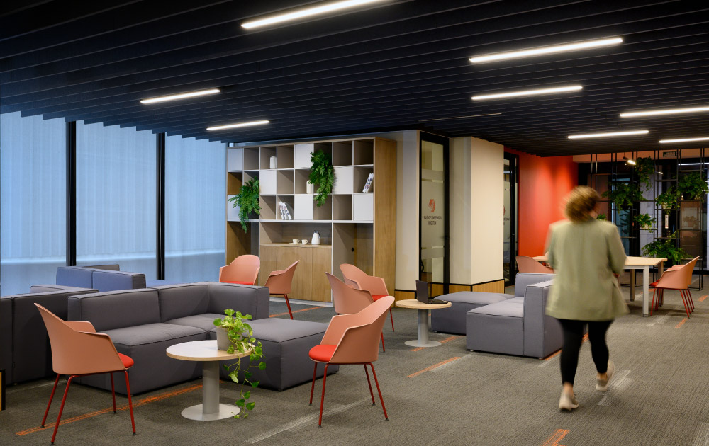 Oficina moderna y luminosa con escritorios y plantas diseñada por Arso Design Group