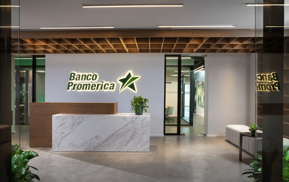 Fachada moderna del Banco Promerica diseñada por Arso Design Group